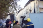 Lính cứu hỏa phá cửa xưởng giấy dập lửa suốt 2 giờ